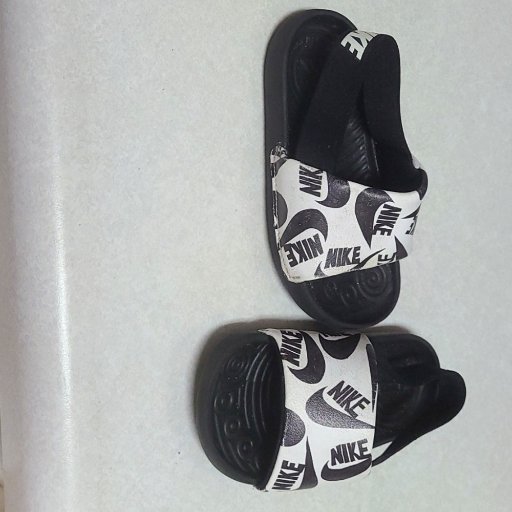 White/black nike slides